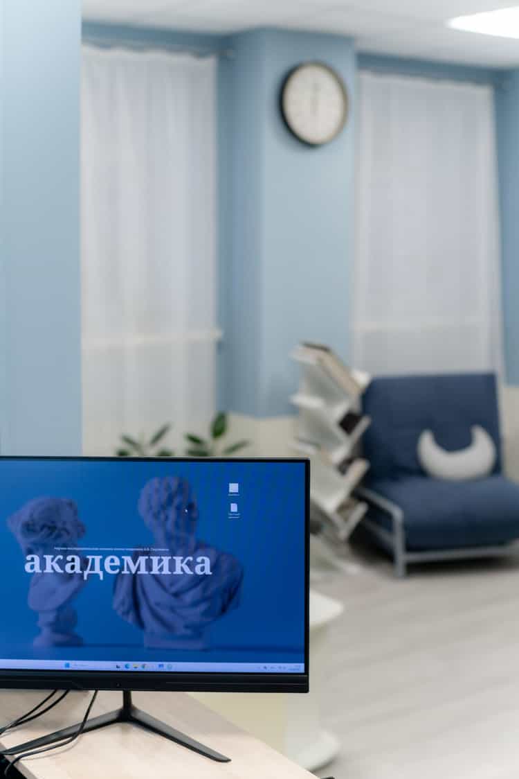 A modern office space with a blue theme. 160 / 5 000 Современное офисное пространство в синих тонах