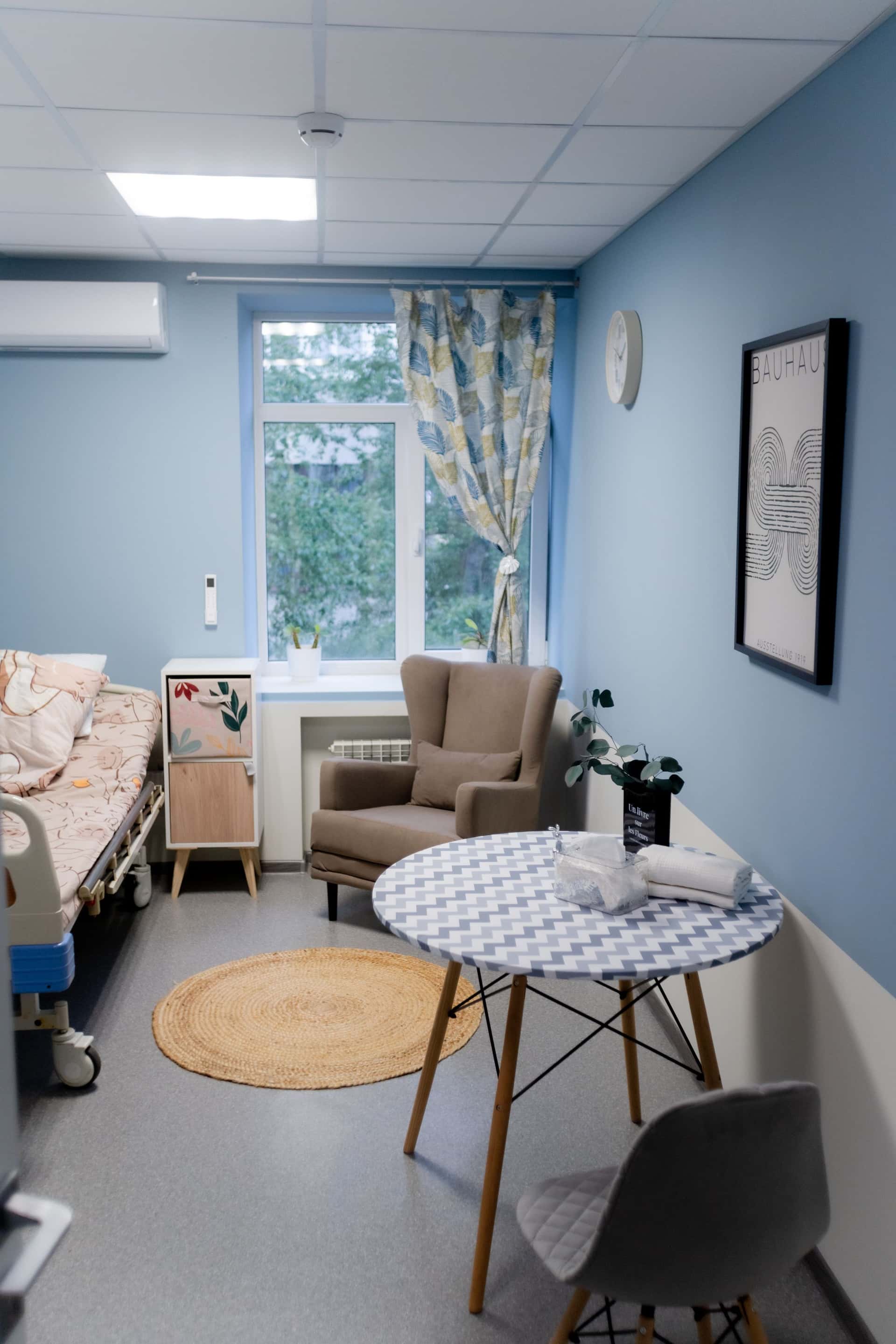 Уютная больничная палата с кроватью слева