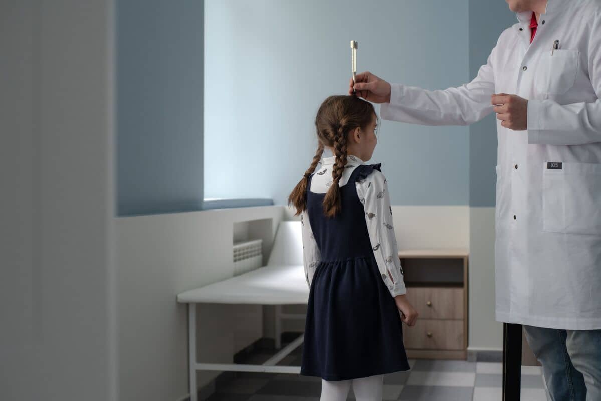 Доктор и девочка во время медицинского осмотра.
