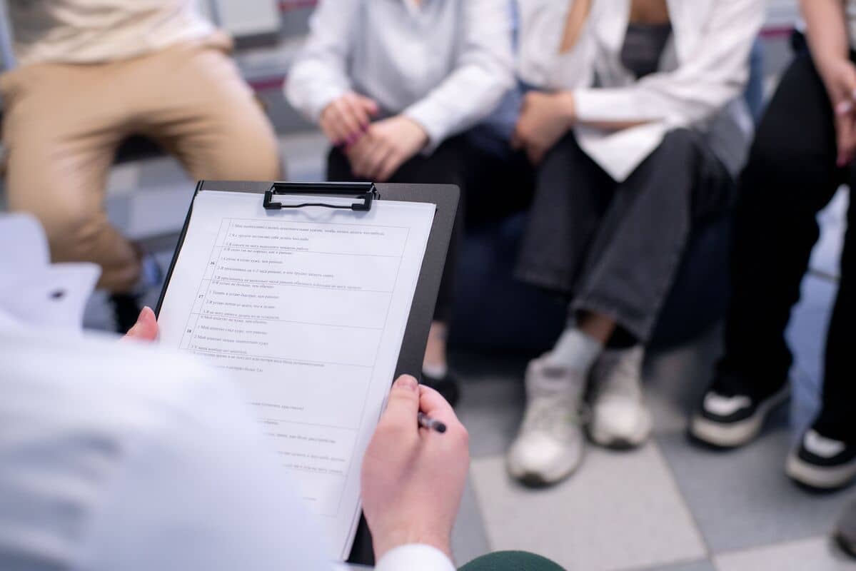 Психотерапевт, обсуждающий с клиентом важные вопросы, сидя в комфортабельном кабинете.