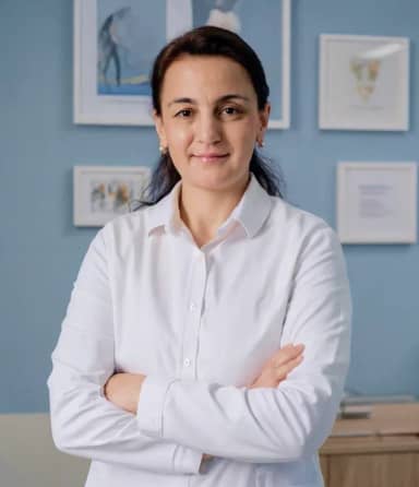 Синие стены украшены картинами в рамах, создавая спокойную, профессиональную атмосферу.