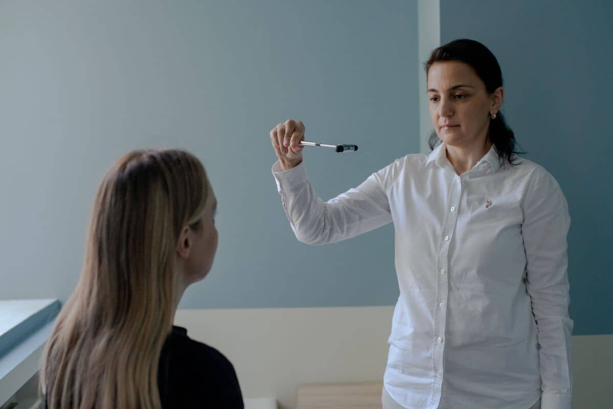 Женщина-психолог проводит тест на концентрацию внимания с пациенткой.