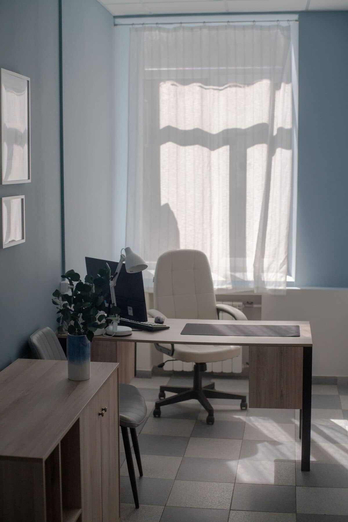 Офис со столом, блокнотом и ручкой