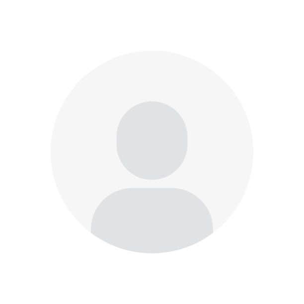 Серый силуэт человека на прозрачном клетчатом фоне, обычно используемый в качестве заглушки для фото