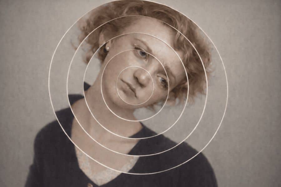 auto_awesome Язык оригинала: русский 213 Женщина с вьющимися волосами наклоняет голову на сером фоне