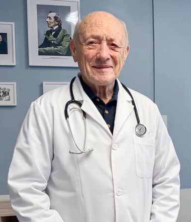 Портреты в рамах на синей стене создают атмосферу профессионализма и заботы