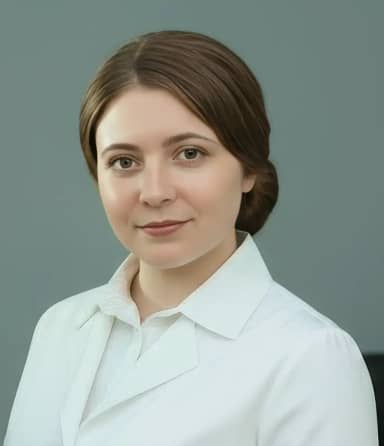 Портрет женщины с каштановыми волосами, зачесанными назад, в белой блузке с воротником